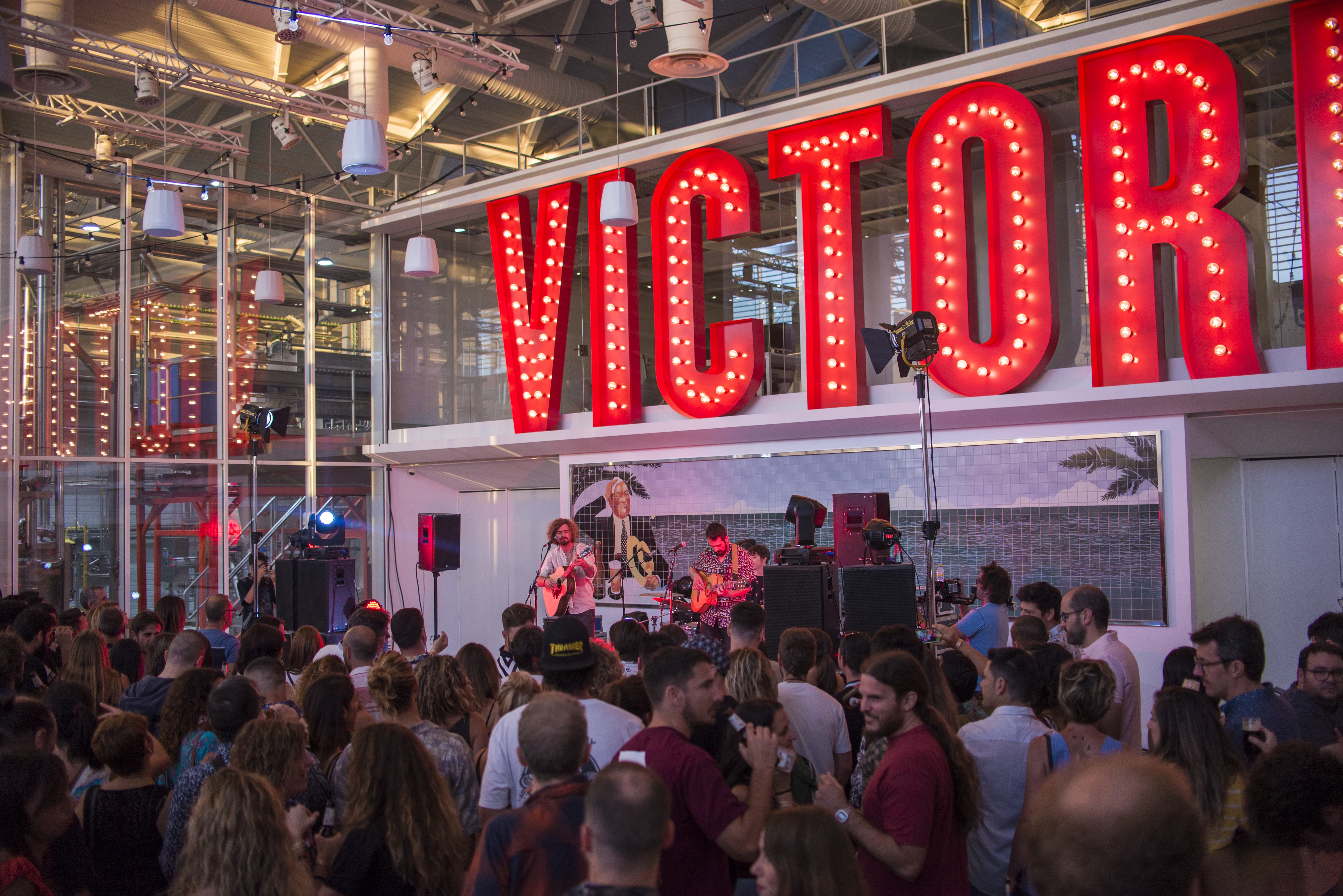 Tu otra bonita hace bailar a la fábrica de Victoria en el nuevo concierto del Ciclo de Acústicos