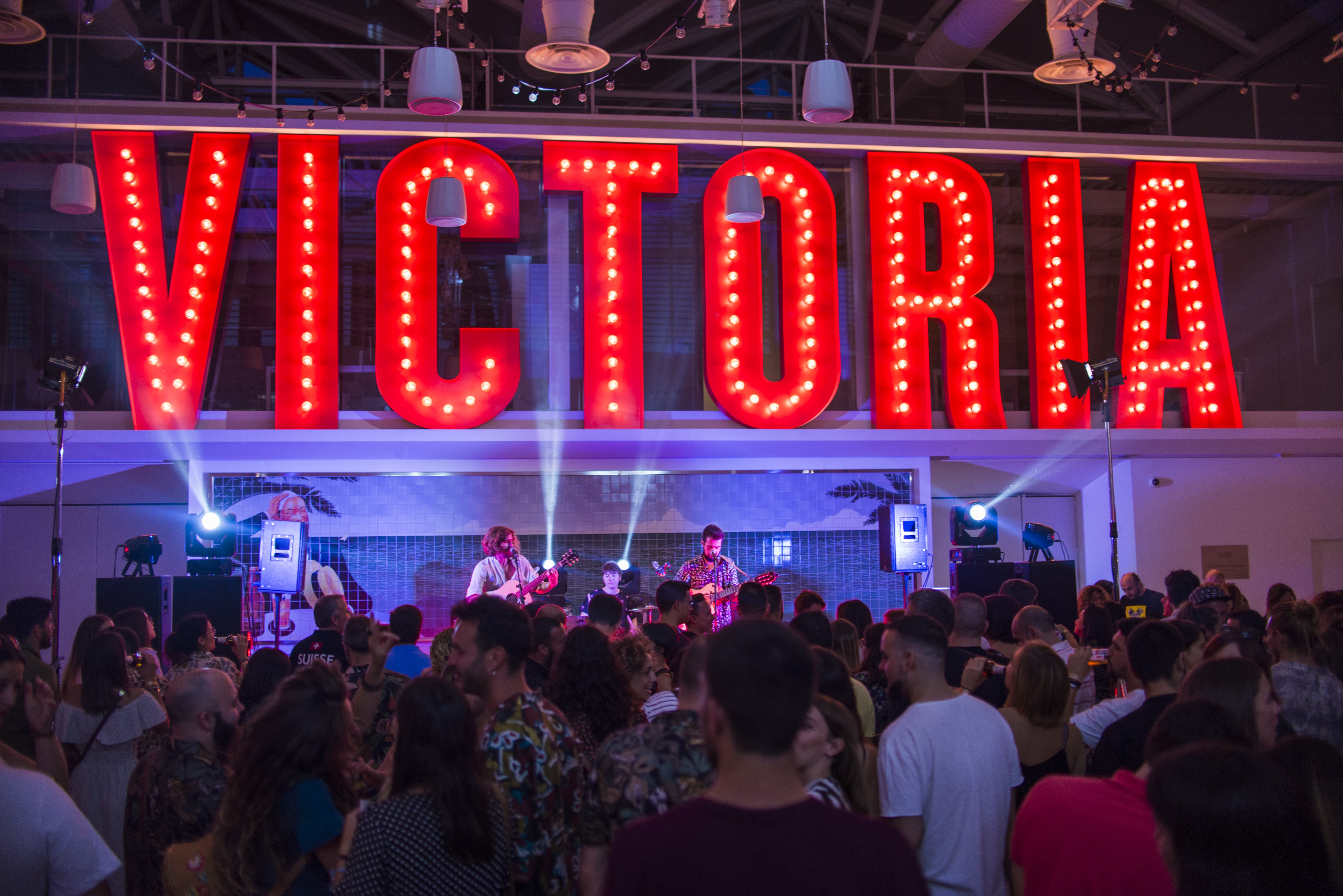 Tu otra bonita hace bailar a la fábrica de Victoria en el nuevo concierto del Ciclo de Acústicos