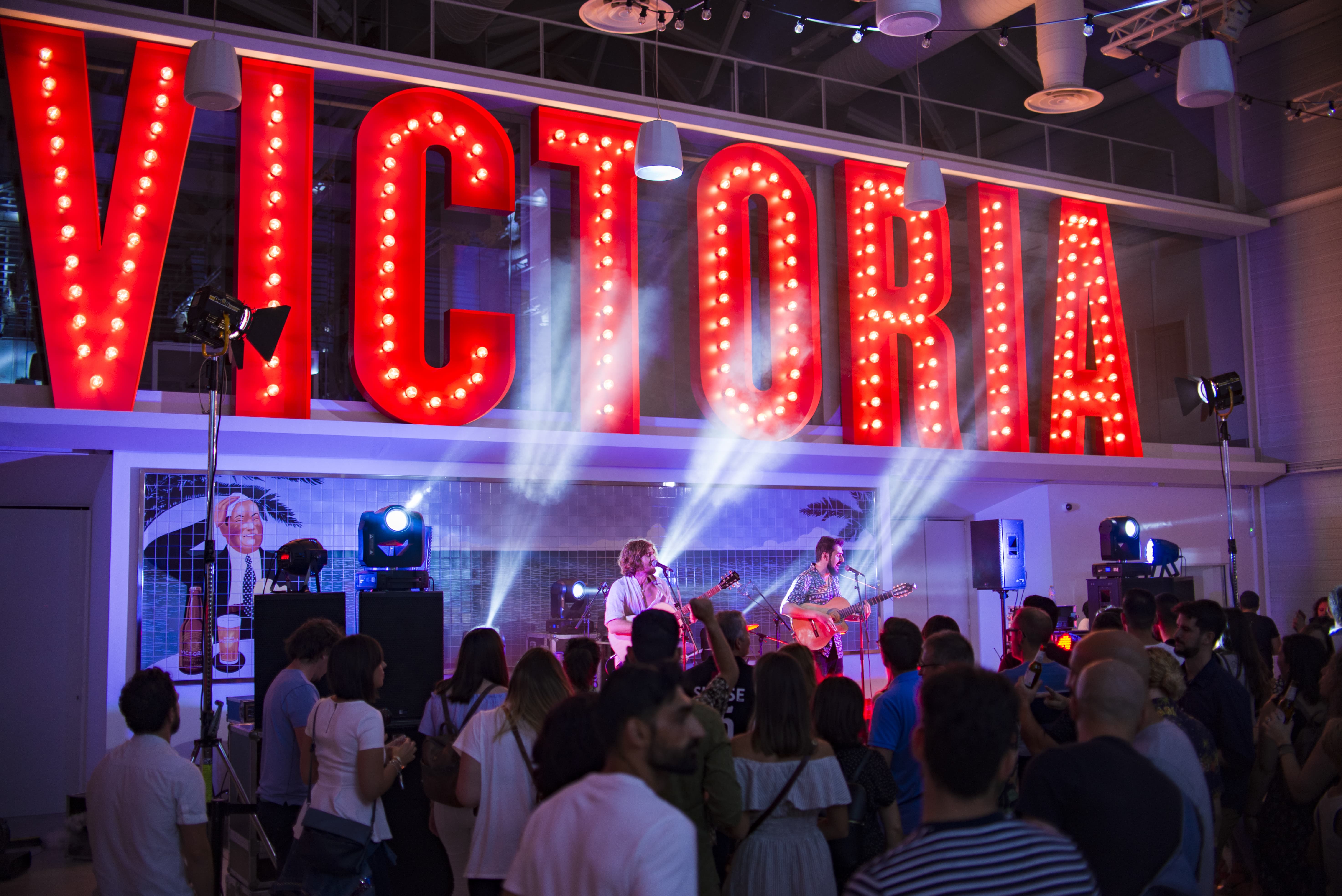 Tu otra bonita hace bailar a la fábrica de Victoria en el nuevo concierto del Ciclo de Acústicos