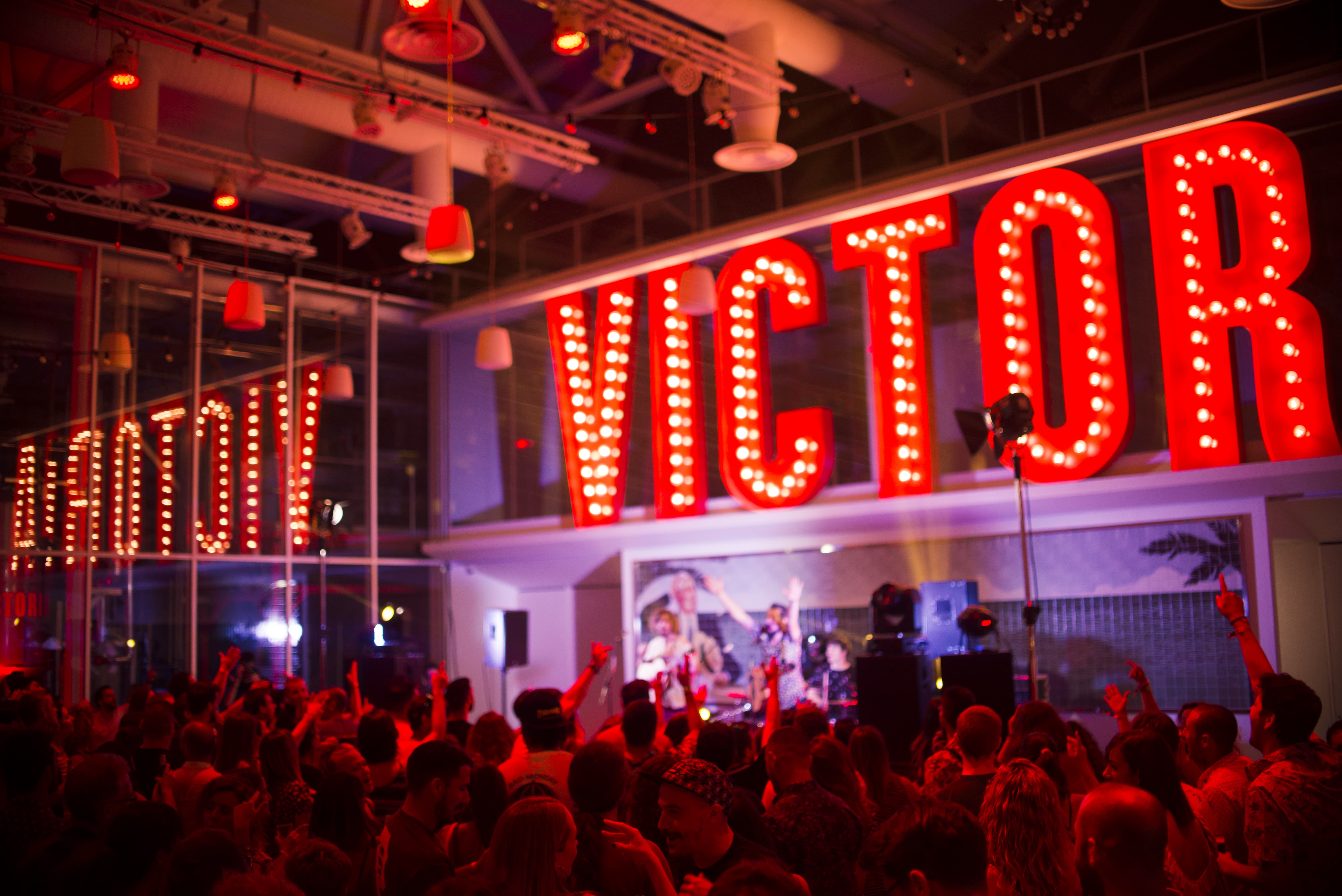 Tu otra bonita hace bailar a la fábrica de Victoria en el nuevo concierto del Ciclo de Acústicos