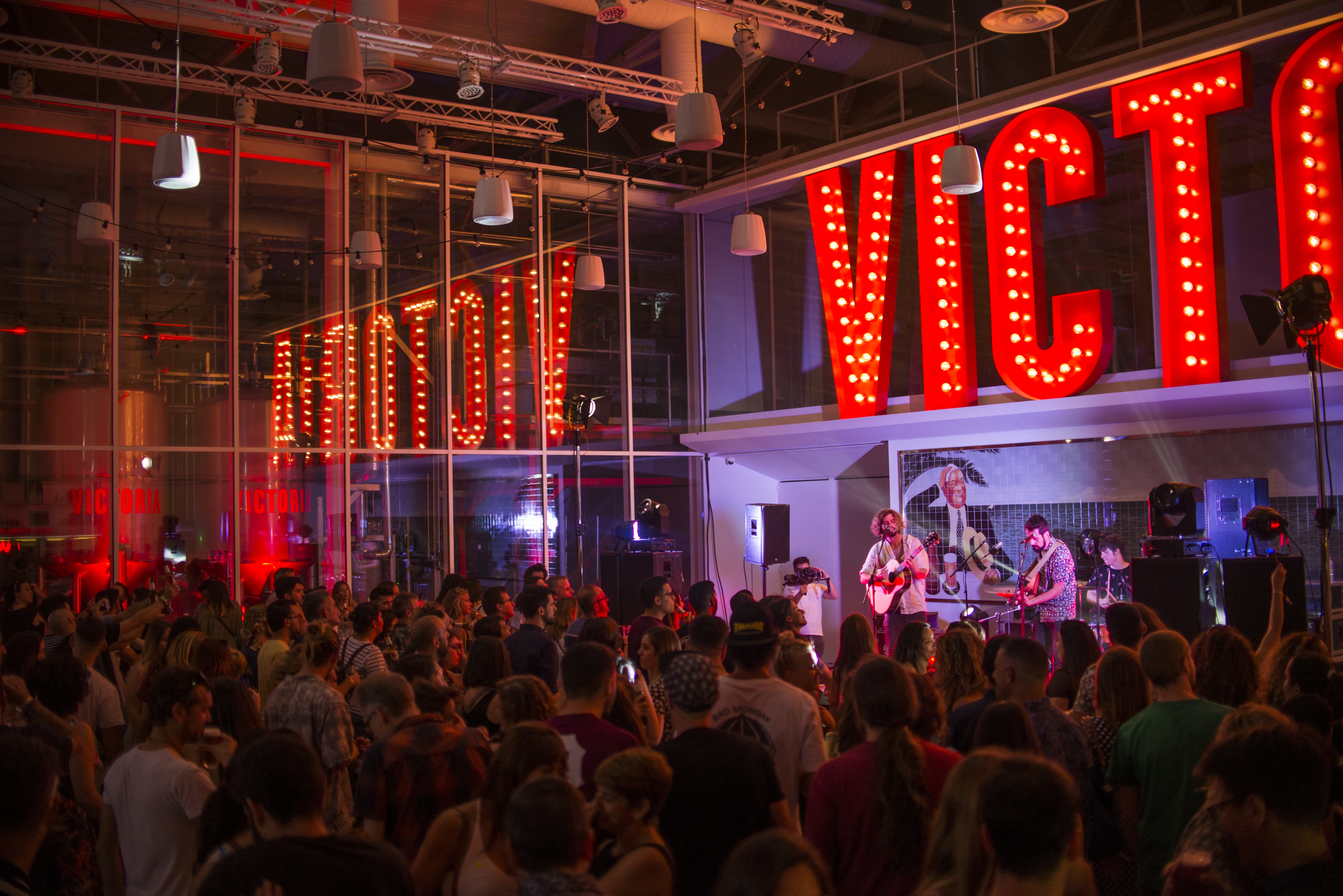 Tu otra bonita hace bailar a la fábrica de Victoria en el nuevo concierto del Ciclo de Acústicos