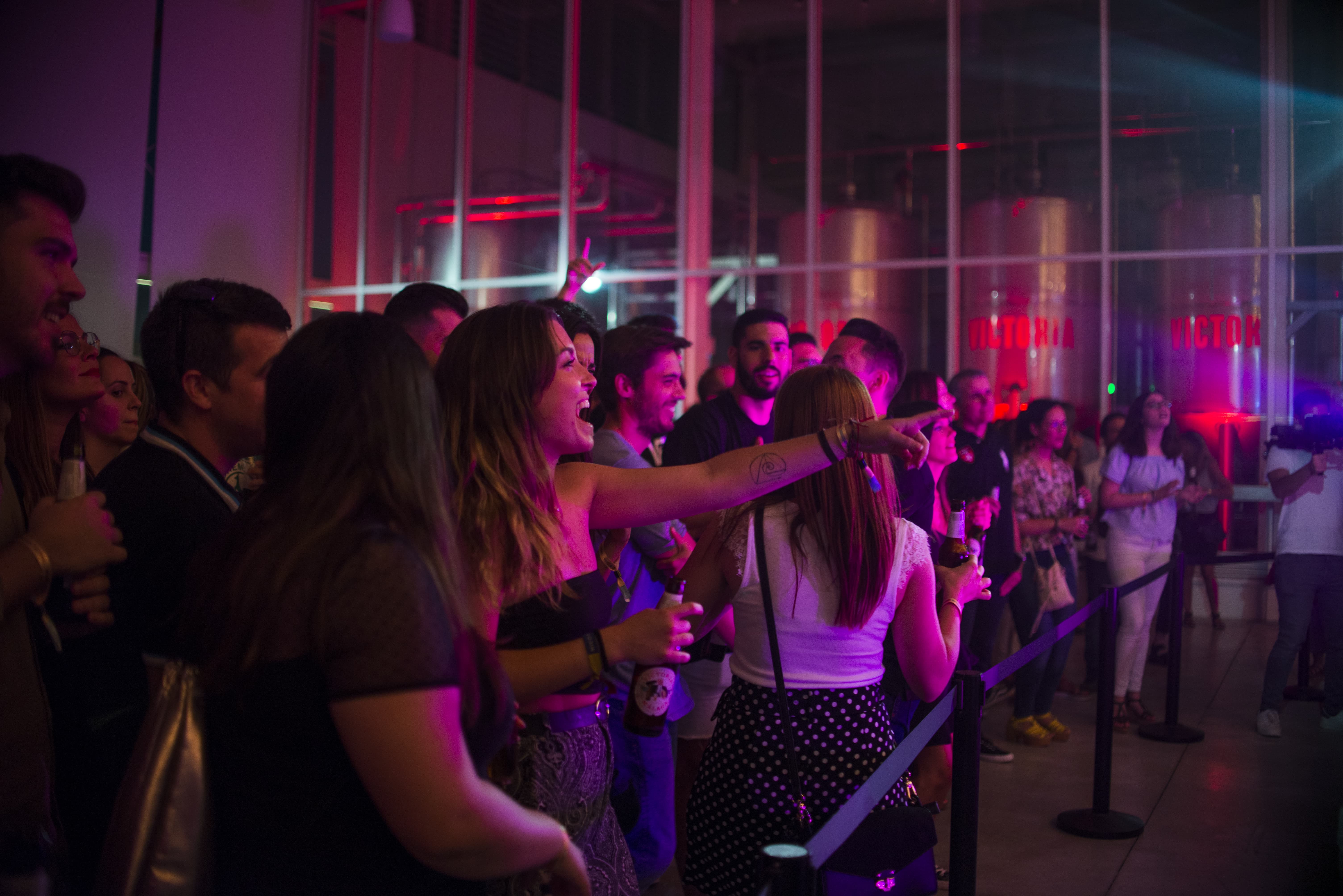 Tu otra bonita hace bailar a la fábrica de Victoria en el nuevo concierto del Ciclo de Acústicos