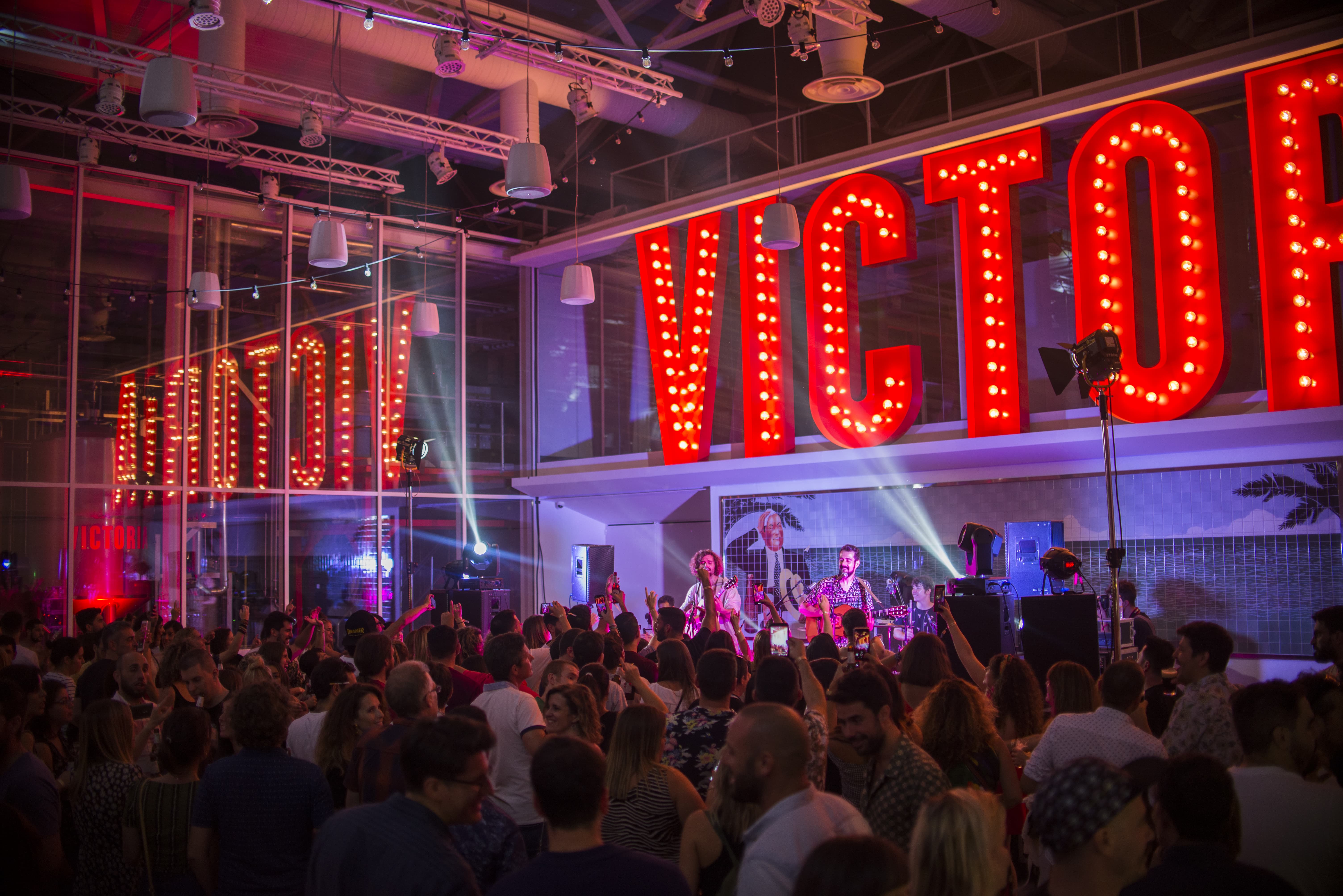 Tu otra bonita hace bailar a la fábrica de Victoria en el nuevo concierto del Ciclo de Acústicos