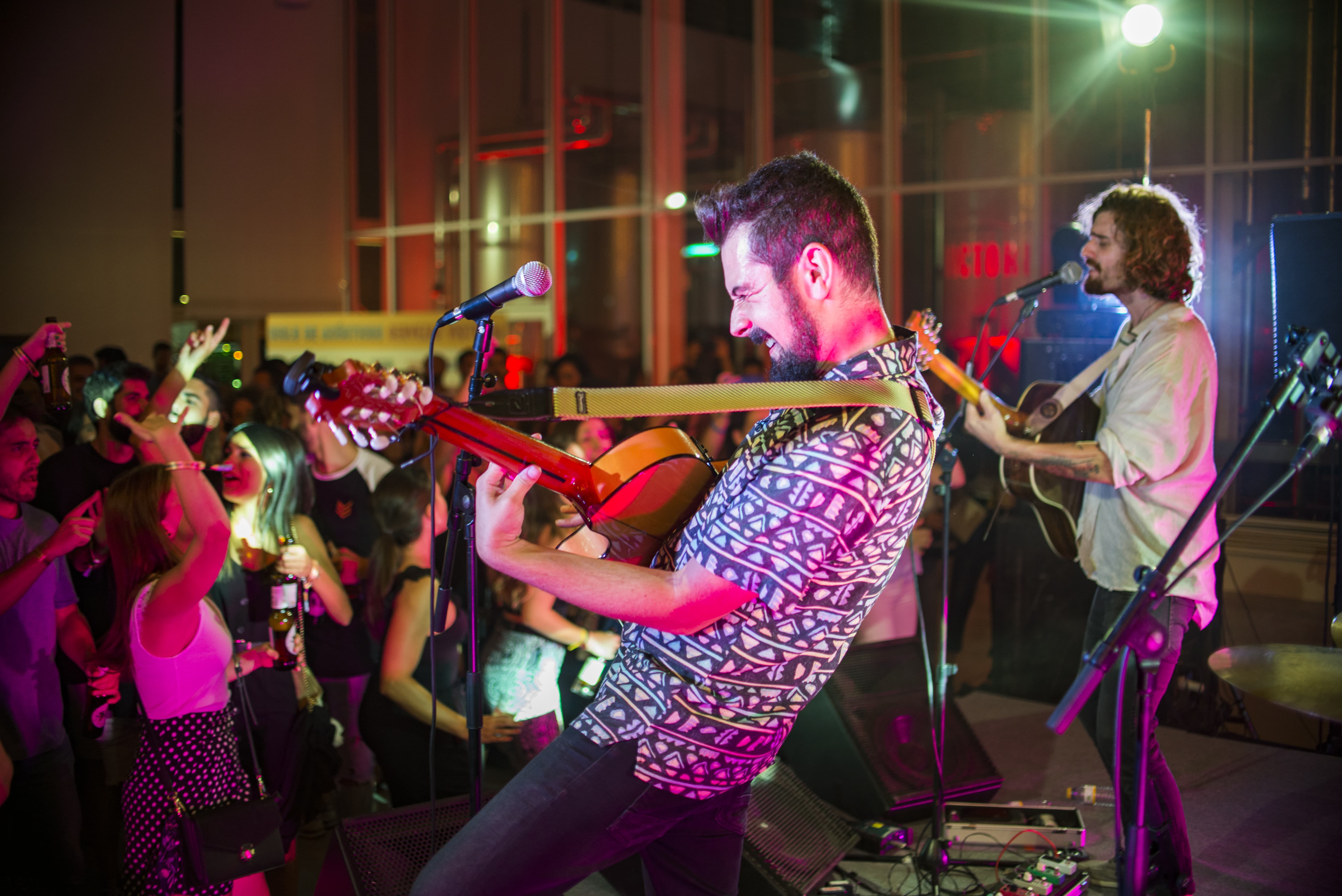 Tu otra bonita hace bailar a la fábrica de Victoria en el nuevo concierto del Ciclo de Acústicos