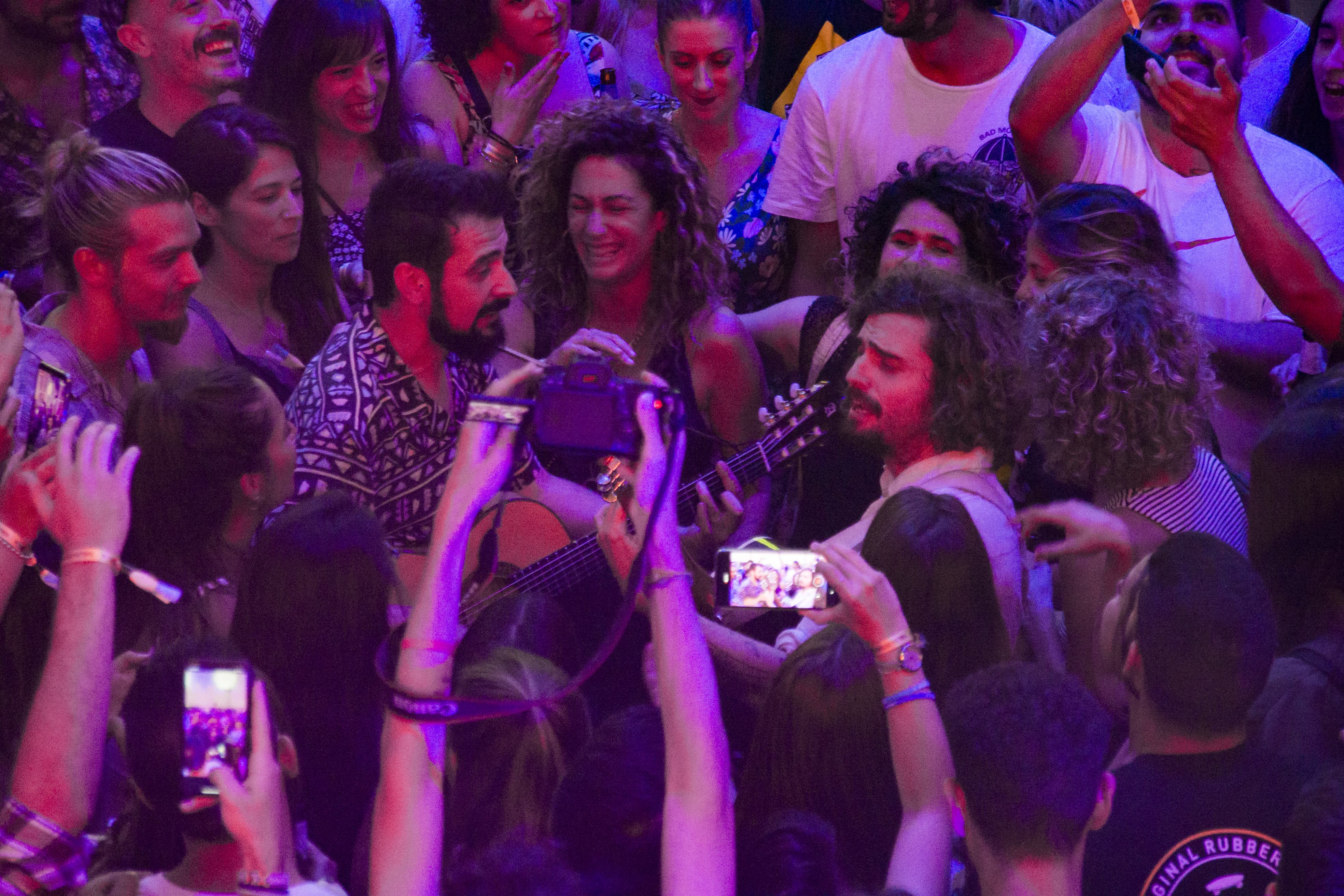 Tu otra bonita hace bailar a la fábrica de Victoria en el nuevo concierto del Ciclo de Acústicos